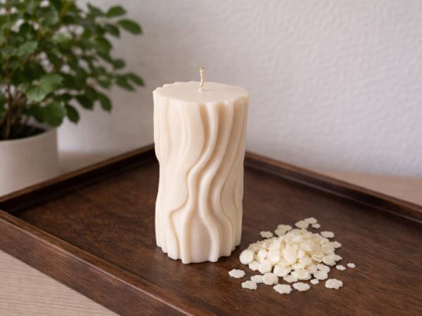 Standkerze geschwungene Rillen